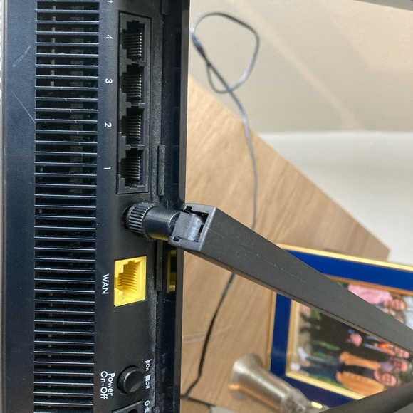 Netgear night hawk ac1900 smart Wi-Fi router model R6900 v2 - Picture 5 of 5